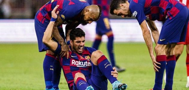 برشلونه تعلن رسميا عن مده غياب سواريز