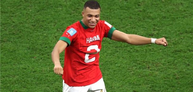 فيديو | مبابي يواسي حكيمي ويرتدي قميص المغرب بعد تأهل فرنسا لـ نهائي كأس العالم