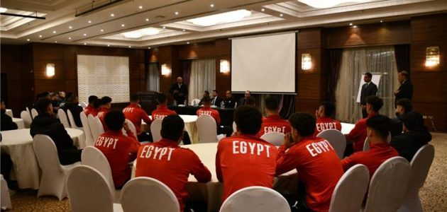 صور | وزير الرياضة يؤازر منتخب مصر للشباب.. وفيتوريا يطالبهم بصنع التاريخ في أمم إفريقيا