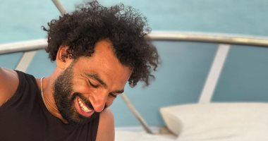 محمد صلاح يستمتع بلعب “الطاولة” على البحر