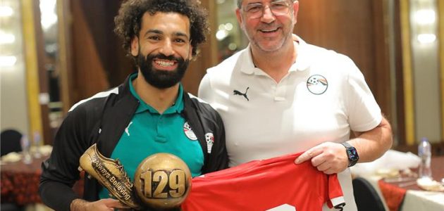 فيديو | اتحاد الكرة ولاعبو منتخب مصر يحتفلون بعيد ميلاد محمد صلاح