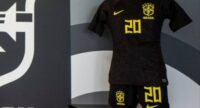 قميص البرازيل لدعم فينيسيوس جونيور أمام غينيا