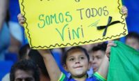 جمهور البرازيل يدعم فينيسيوس جونيور ضد العنصرية